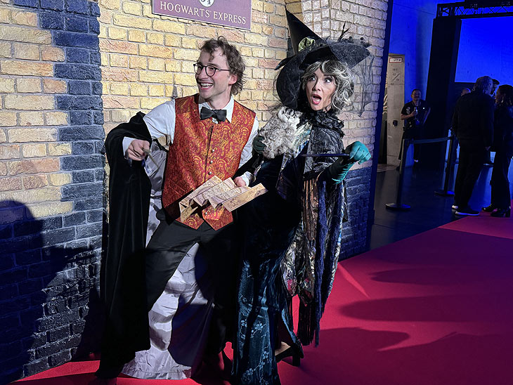 Cornelia Corba im perfekten Hexen-Outfit (Beratung: ihr Sohn Benjamin, ein „Riiiiiesen-Potter-Fan“) @ "Harry Potter - Die Ausstellung" in der Kleinen Olympiahalle im Olympiapark (©Foto: Martin Schmitz)